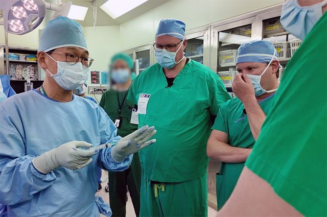 이대목동병원 유재두 교수가 카티스템 수술 후 방한한 미국 정형외과 전문의에게 술기법을 설명하고 있다./사진 제공=메디포스트