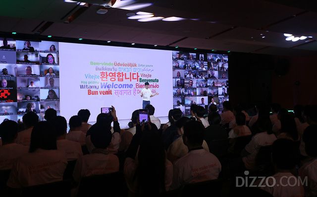 야놀자 창립20주년 행사장에서 온오프라인 임직원들에게 세계 각국의 언어로 인사하는 이수진 대표