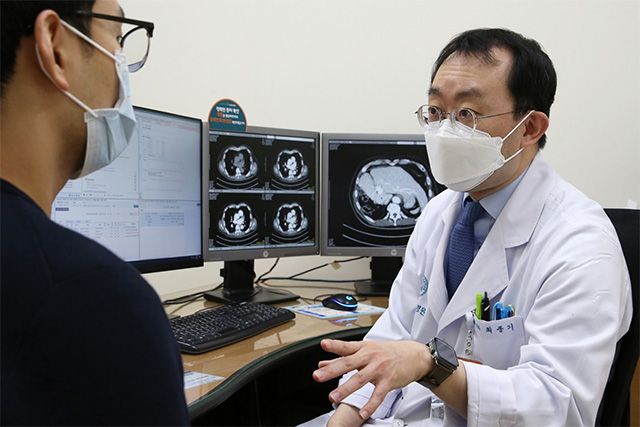 최종기 서울아산병원 소화기내과 교수가 만성 간질환 환자를 진료하고 있다. /사진 제공=서울아산병원