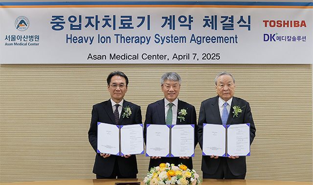 (왼쪽부터)다케우치 도시바ESS 부사장, 박승일 서울아산병원장, 이창규 DK메디칼솔루션 회장 /사진 제공=서울아산병원