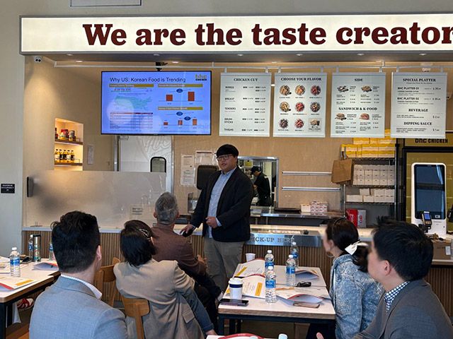 bhc는 지난달 말, 미국 캘리포니아주 로스앤젤레스(LA)의 북미 1호 직영 매장 LA 파머스 마켓점에서 첫 파트너 세션을 개최했다./사진=bhc