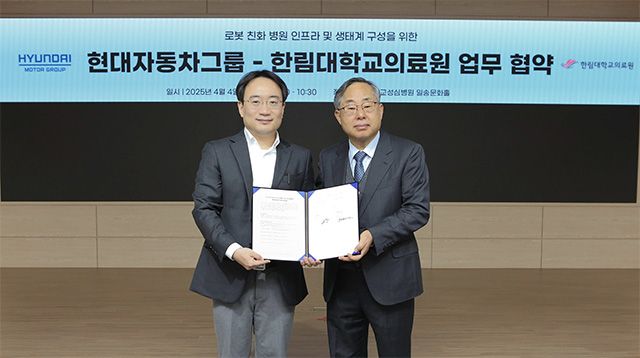 (왼쪽부터) 현대차·기아 로보틱스랩장 현동진 상무, 한림대학교의료원 김용선 의료원장 /사진 제공=한림대학교의료원