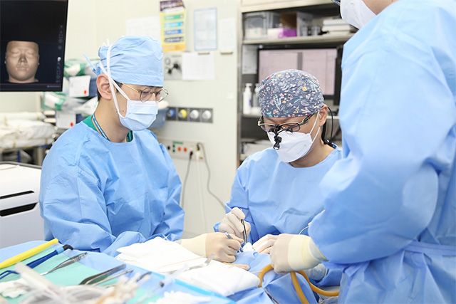서울아산병원 안과 사호석 교수(왼쪽 두 번째)가 안와골절 환자에게 맞춤형 3D 인공뼈 삽입 수술을 시행하고 있다. /사진 제공=서울아산병원