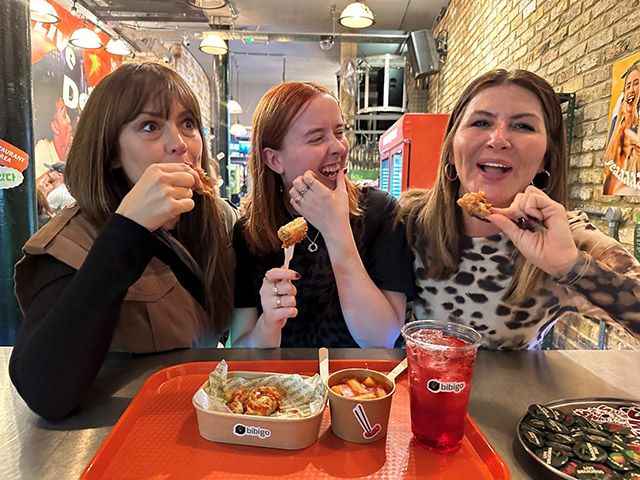 런던 쇼디치에서 진행된 비비고 팝업 스토어에서 현지 소비자들이 한식 메뉴를 즐기고 있다./사진=CJ제일제당