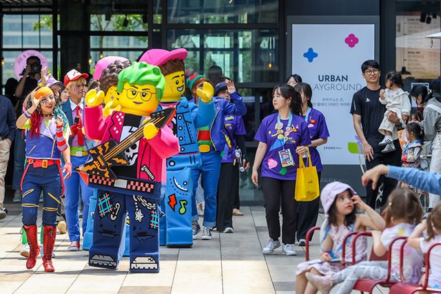 레고랜드의 플레이 팝 플래그 행렬이 서울 용산 아이파크몰 ‘더 가든’에서 펼쳐지며 관람객들의 눈길을 사로잡았다.(사진제공=레고랜드코리아 리조트)