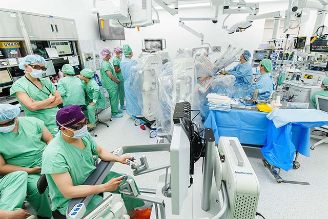 서울대병원 정창욱 로봇센터장(비뇨의학과)이 휴고 로봇 수술 시스템을 이용해 전립선암 수술을 시행하고 있다. /사진 제공=서울대병원