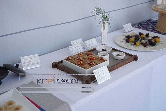 지난 12일부터 13일까지 일본 오사카에서 열린 ‘2025 오사카 엑스포’ 행사에서 한식 다과 홍보관./사진=한식진흥원
