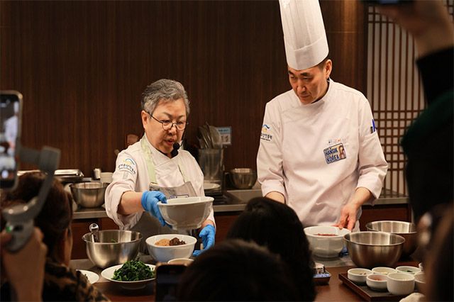 2025 아시아 50 베스트 레스토랑 행사에서 한식 워크숍을 진행하고 있다.'사진=한식진흥원