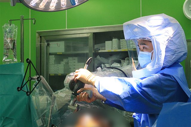 환자 맞춤 보존형 로봇인공관절수술을 집도하고 있는 김중일 교수 /사진 제공=한림대학교강남성심병원