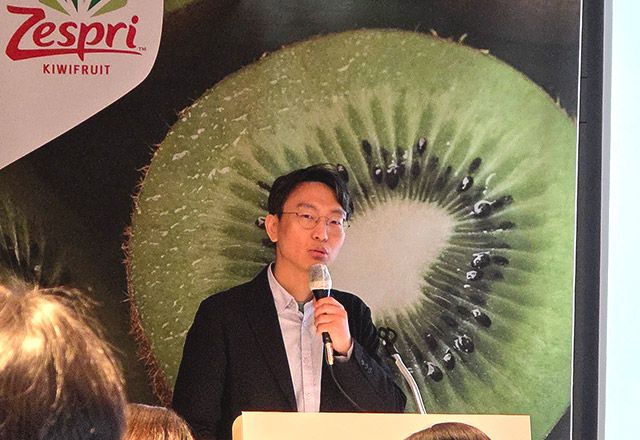 정희원 박사가 저속노화와 효과적인 영양섭취에 대해 강연하고 있다./사진=김경희