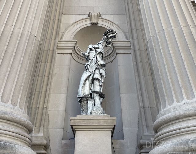 메트로폴리탄 미술관 입구에 있는 이불(Lee Bul) 작가의 'Long Tail Halo(긴 꼬리 후광)' 시리즈