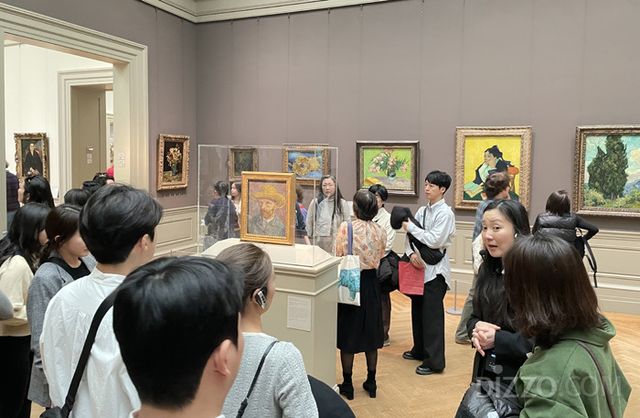 메트로폴리탄 미술관에서에서 도슨트 투어 중인 한국인 여행객들의 모습 