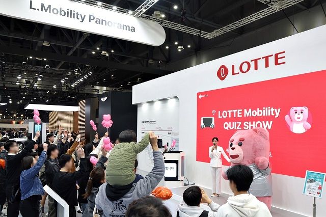 지난 4월 열린 '2025 서울모빌리티쇼'의 롯데 전시 부스/롯데지주