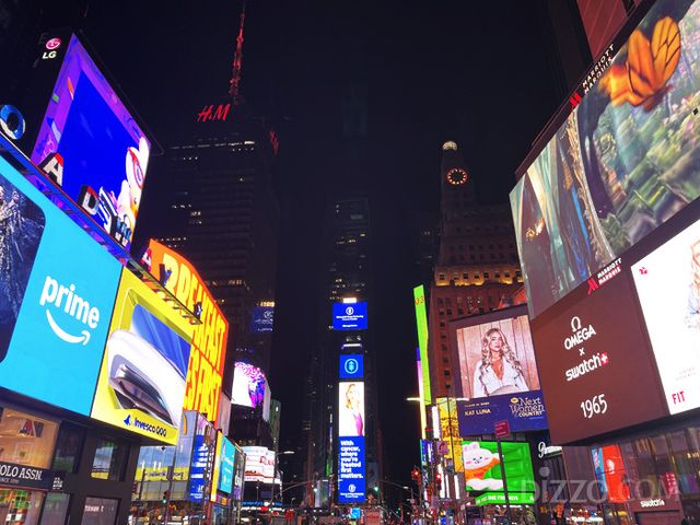 템포 바이 힐튼 타임스퀘어의 문을 나서면 타임스퀘어 전광판이 시야를 가득 채운다.