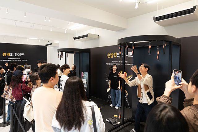 배민 계란프라이데이 팝업스토어에 방문한 고객이 게임에 참여하고 있다./사진=우아한형제들