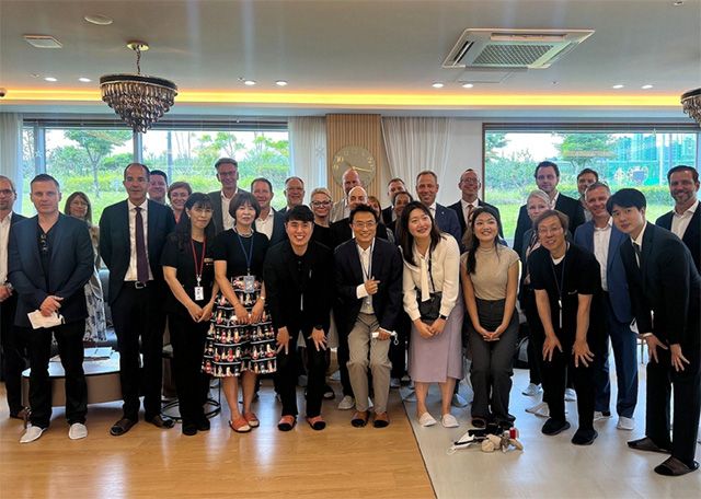 독일 스마트 리빙 & 헬스케어 사절단이 케어닥 너싱홈 배곧신도시점을 방문해 기념촬영을 하고 있다. /사진 제공=케어닥