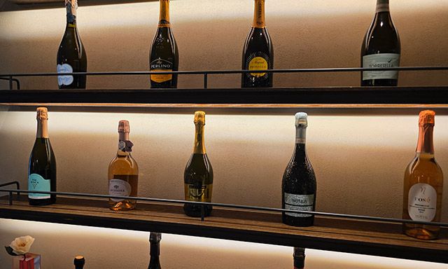 서울 용산구 한남동 비노 파라다이스 한남의 내부에 진열된 와인들./사진=김경희