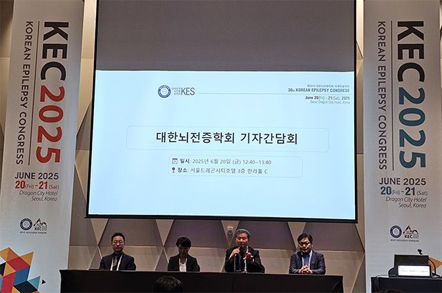 대한뇌전증학회가 KEC 2025와 함께 개최한 기자간담회에서 서대원 이사장이 발표하고 있다. /사진=김정아 기자