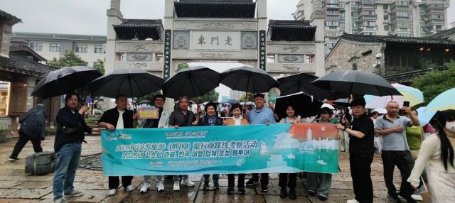 라오먼둥역사문화거리를 찾은 대표단의 모습 / 사진 제공=강소성문화관광청