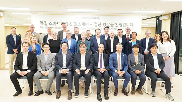 크리스티안 그래프 스마트리빙 & 헬스 센터 사장(앞줄 왼쪽 다섯번째), 마리오 차야 독일 적십자사 베를린 지부 회장(앞줄 왼쪽 여섯번째)과 독일 스마트 리빙 & 헬스케어 사절단 및 관계자들이 KB 골든 라이프 케어 평창 카운티에서 기념촬영을 하고 있다. /사진 제공=주한독일상공회의소
