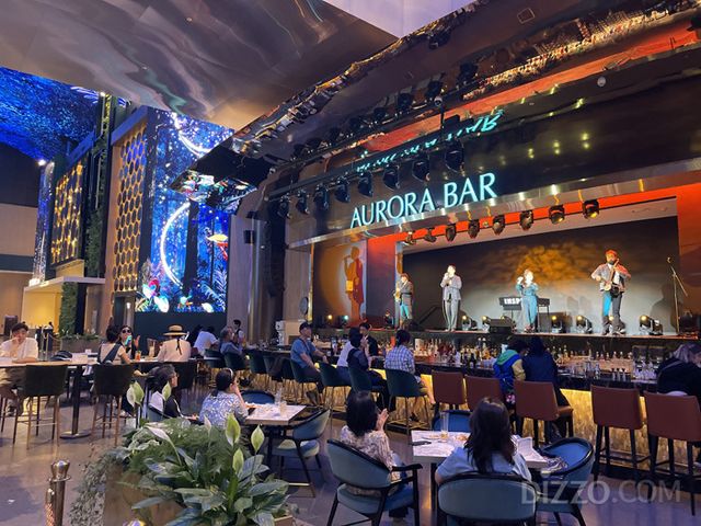 인스파이어 리조트 오로라 근처에 위치한 '오로라바'에서 공연을 즐기는 모습