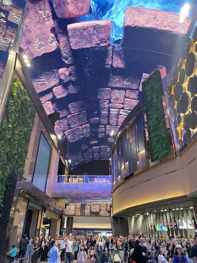 인스파이어 리조트 오로라에서 고래 영상을 보기 위해 모인 방문객