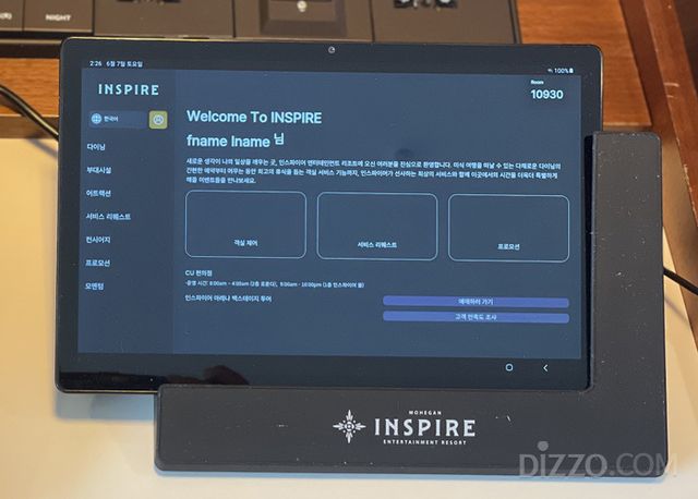 인스파이어 리조트 객실에 있는 iSTAY 태블릿를 통해 실내 수영장 예약, 다이닝 예약 등을 할 수 있다.
