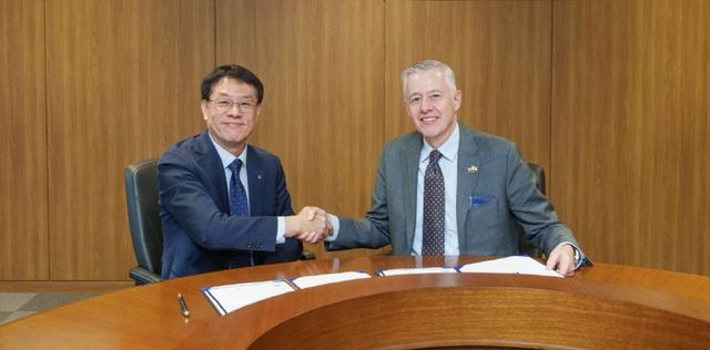 박성균 한화시스템 DE 사업단장과 켄 토도로프 노스롭그루먼 지휘통제 및 무기 통합 부문 부사장 / 사진 제공=노스롭그루먼