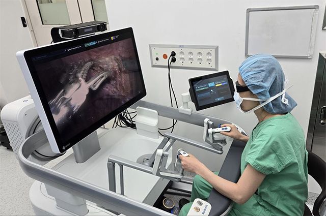 서울대병원 이마리아 교수(산부인과)가 휴고 로봇 수술 시스템을 조정하며 난소암 수술을 진행하고 있다. /사진 제공=서울대병원