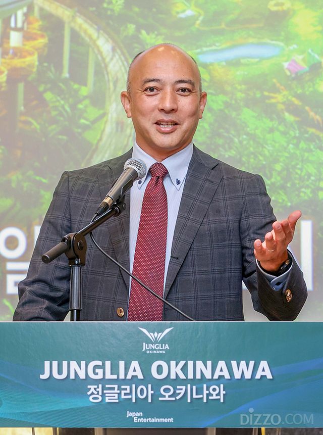 ‘정글리아 오키나와(JUNGLIA OKINAWA)’ 기자간담회에서 사토 다이스케 재팬 엔터테인먼트(Japan Entertainment) 부사장이 발표하고 있다.