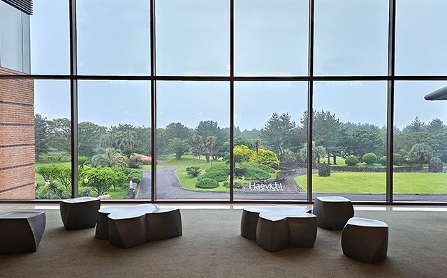 모던한 분위기의 해비치 컨트리클럽 제주 클럽하우스.