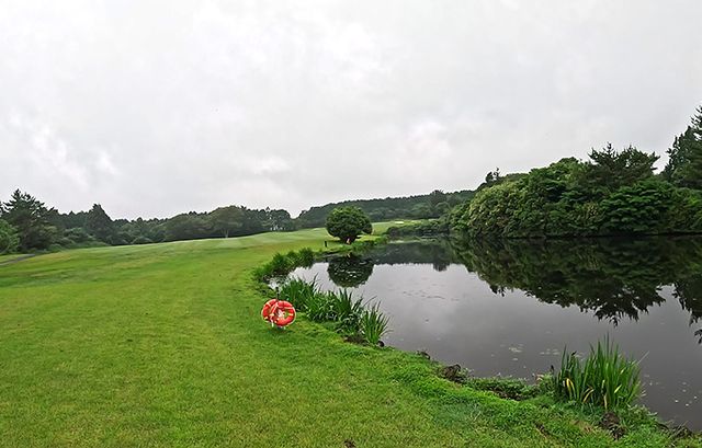 세컨드 지점부터 그린 100미터 앞까지 이어진 해저드.