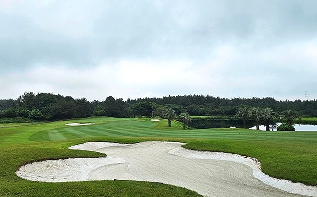 SKY 코스 3번홀 세컨드 주변 벙커와 해저드.
