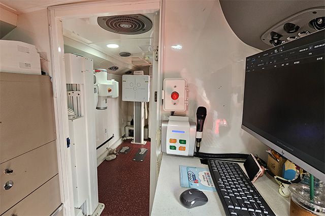 ‘폐건강 체크버스’ 내부. 간단한 문진 후 흉부 엑스레이 촬영이 진행된다.