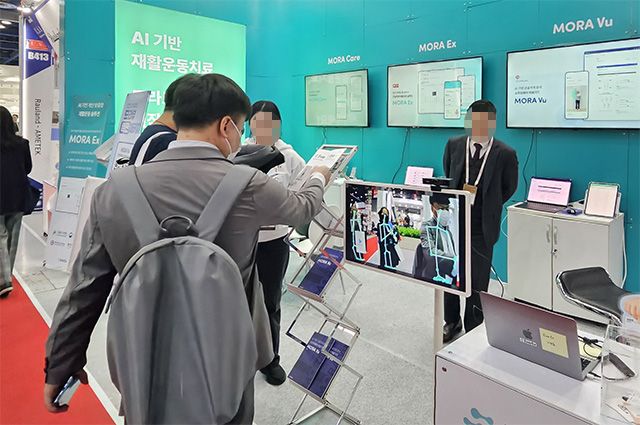 지난 3월 개최된 ‘KIMES 2025’에서 한 관람객이 에버엑스의 AI 재활운동 솔루션 ‘모라 뷰(MORA Vu)’를 시연하고 있다. /사진=김정아 기자