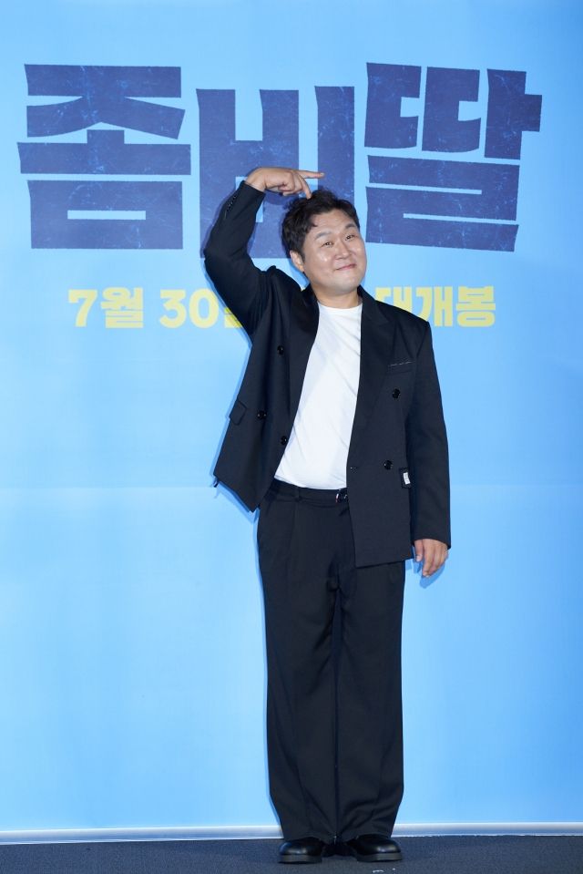 [종합] '여름엔 조정석'이 가족·친구·첫사랑 소환…웃음·감동·흥 다잡을 '좀비딸'