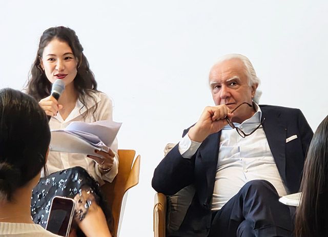 알랭 뒤카스 셰프는 초코릿을 제조하는 방식과 철학에 대해 설명하고 있다./사진=김경희