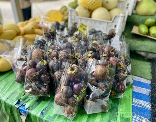 클럽메드 푸켓의 '나카 마켓'에는 다양한 현지 과일을 구입할 수 있다. 