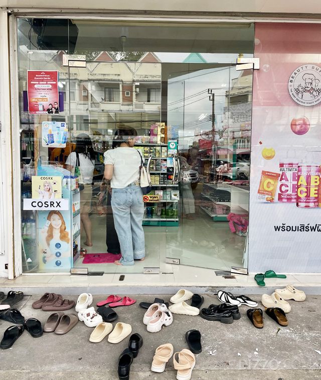 나카 마켓 야시장 근처에 위치한 뷰티 뷔페는 신발을 벗고 입장해야 한다. 