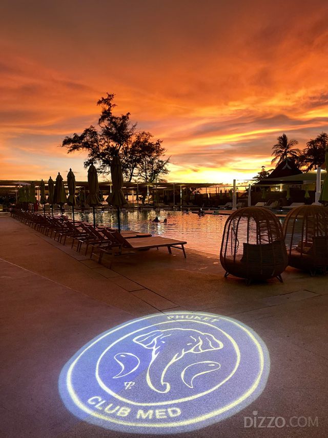 클럽메드 푸켓의 메인 풀장에서 본 선셋