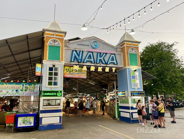 클럽메드 푸켓의 최대 야시장 '나카 마켓' 입구 