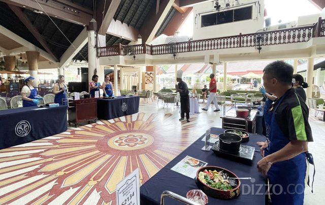 클럽메드 푸켓의 '타이 쿠킹 클래스'에 참여한 사람들