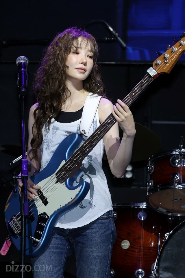 [종합] "'국민 내 편' 밴드 되고파"…QWER, '눈물참기'에 담은 성장사