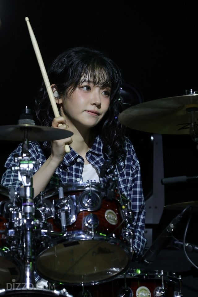 [종합] "'국민 내 편' 밴드 되고파"…QWER, '눈물참기'에 담은 성장사