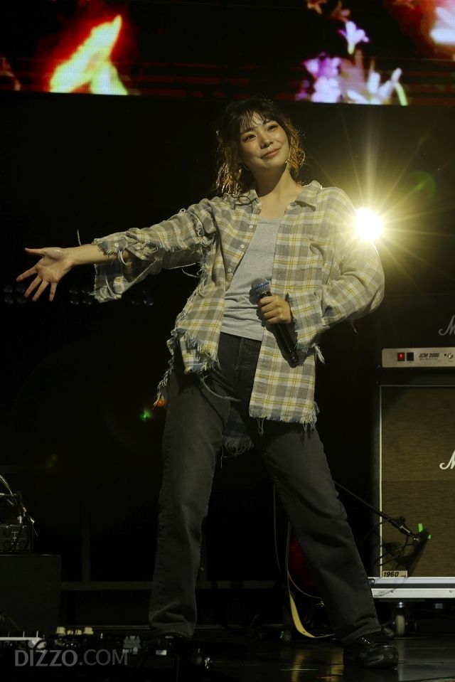 [종합] "'국민 내 편' 밴드 되고파"…QWER, '눈물참기'에 담은 성장사