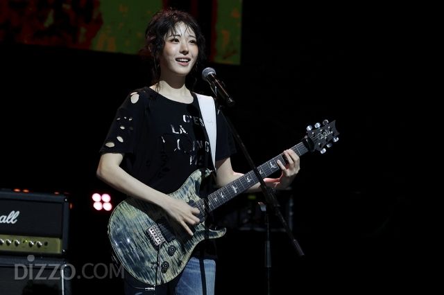 [종합] "'국민 내 편' 밴드 되고파"…QWER, '눈물참기'에 담은 성장사