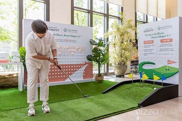 박세리희망재단 이사장 박세리 감독이 코트야드 보타닉파크에 설치된 메리어트 본보이 골프 이벤트 존에서 퍼팅 시연을 하고 있다.(사진제공=메리어트 인터내셔널)