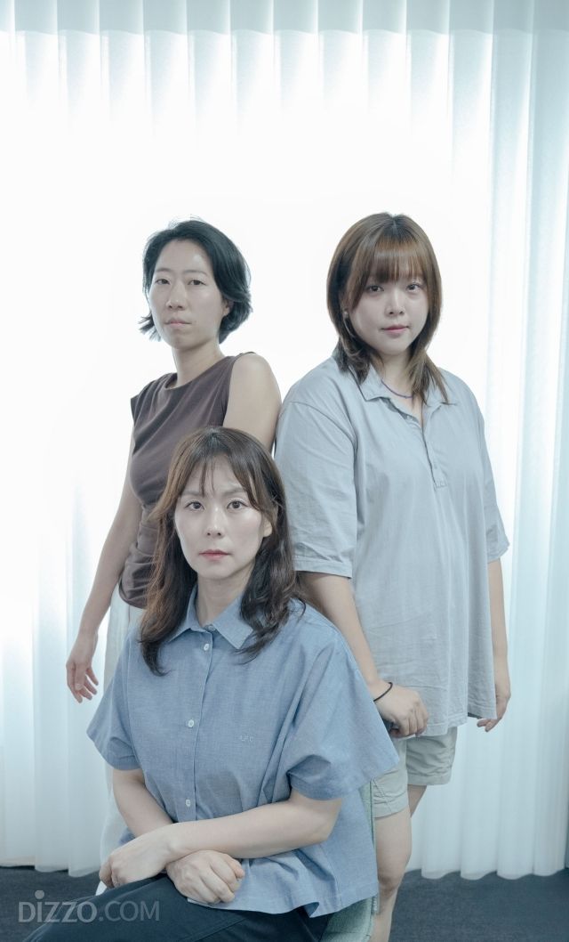 박정민이 대표로 있는 출판사 무제의 책 '사나운 독립'을 쓴 작가 최지현,문유림,서평강(왼쪽 위부터)이 인터뷰를 앞두고 포토 타임에 응하고 있다. / 사진 : 디지틀 조선일보 DB