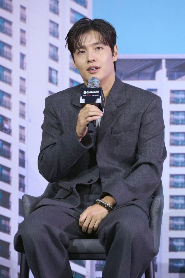 "국민평형에 담긴 연기 흠뻑쇼"…강하늘X염혜란X서현우 '84제곱미터' [종합]