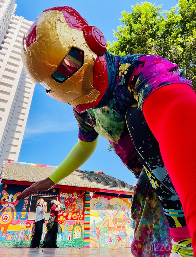 타이중 무지개마을의 명물인 아이언맨 가면을 쓴 남성이 여행객과 사진을 찍고 있다.(사진촬영=서미영 기자)